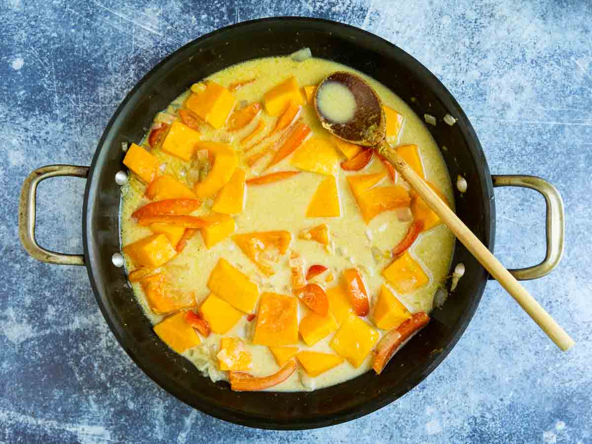 Simmer the vegetables in the curry sauce.