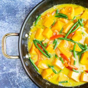 Vegetarian thai green curry in a pan.
