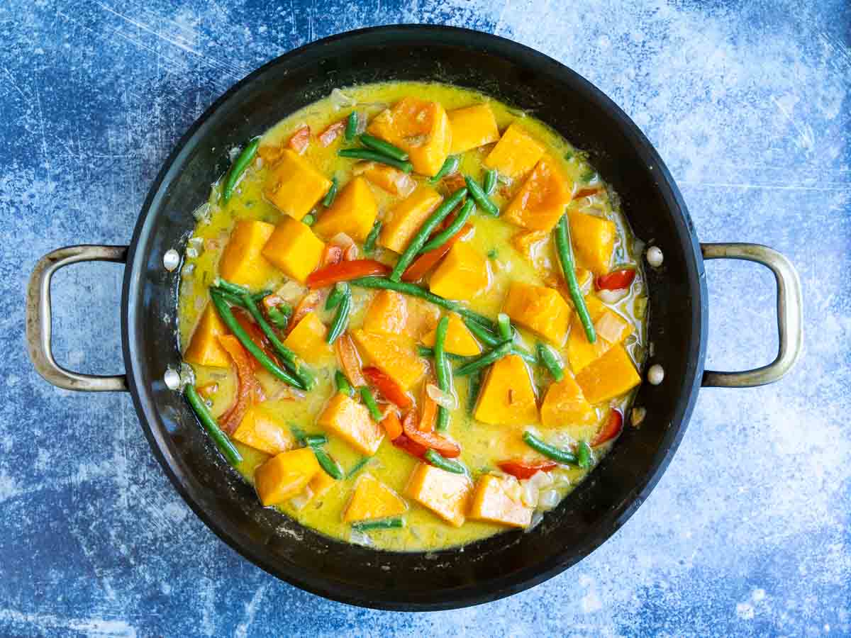 Finished vegetarian green curry in a pan.