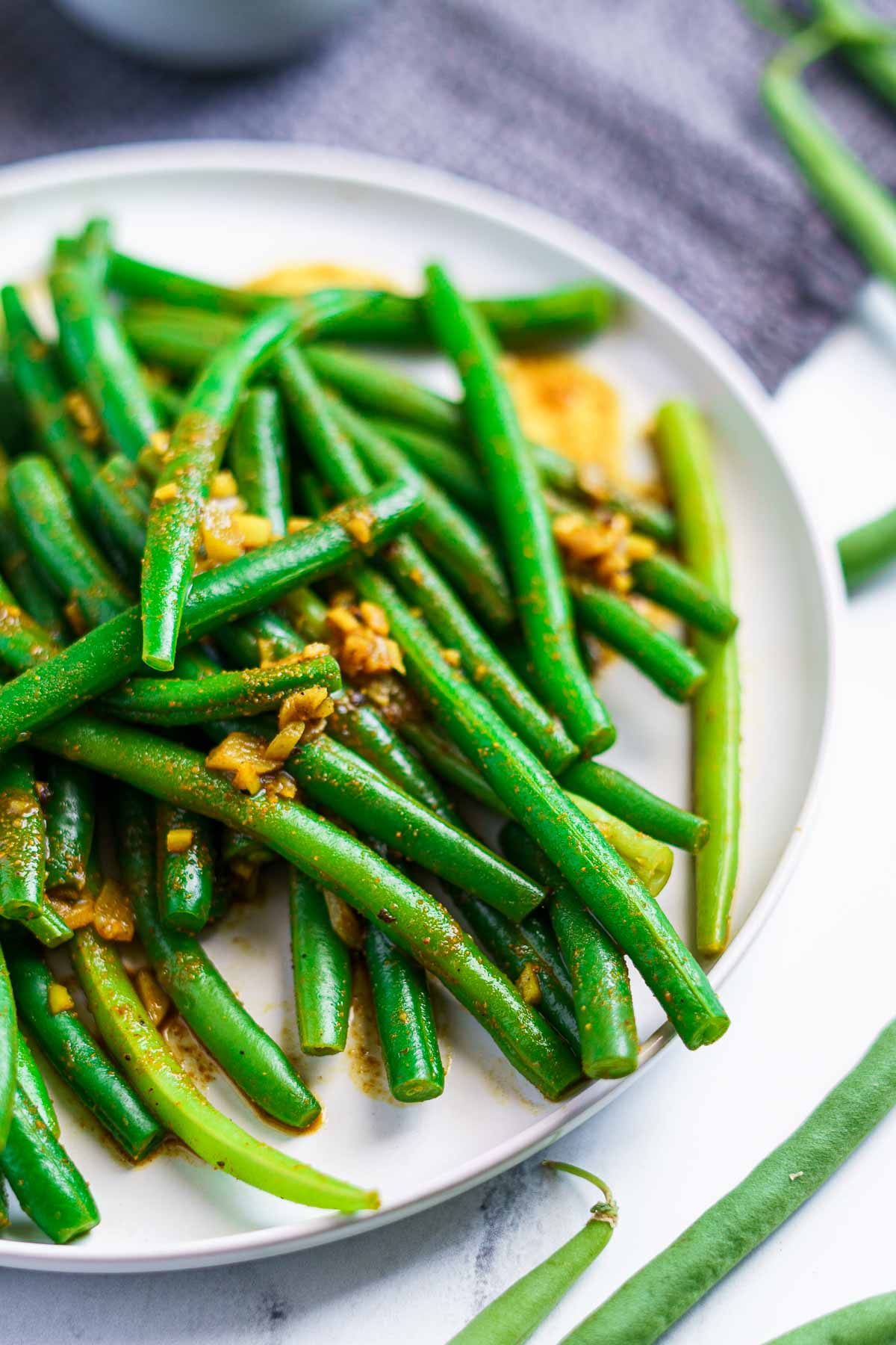 close up[ of completed curried green beans
