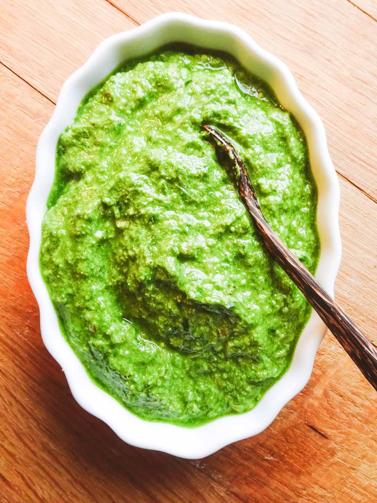 ramp pesto in bowl on wooden table. 