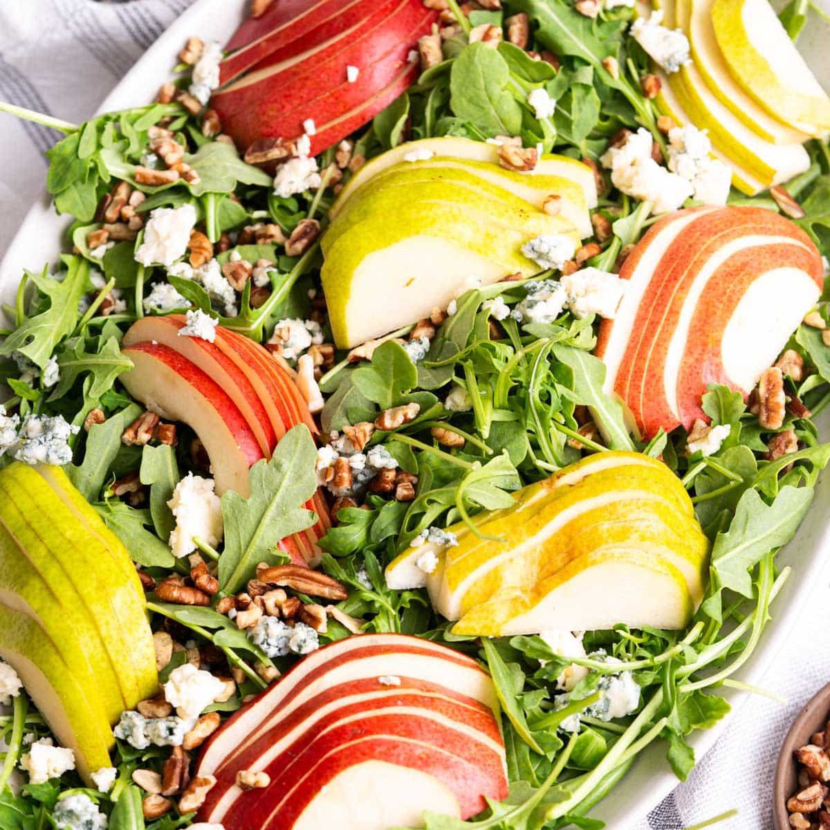 Pear salad with arugula and pecans.