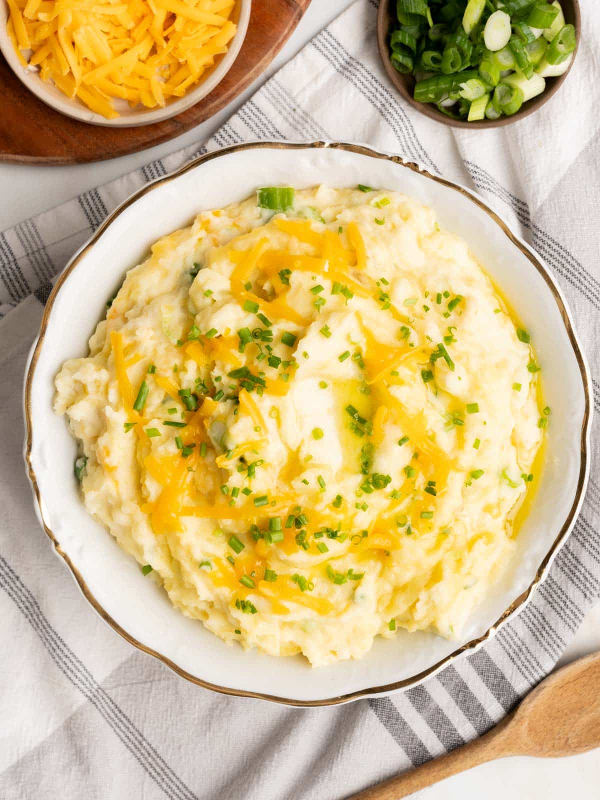 Mashed potatoes with green onion in a bowl.