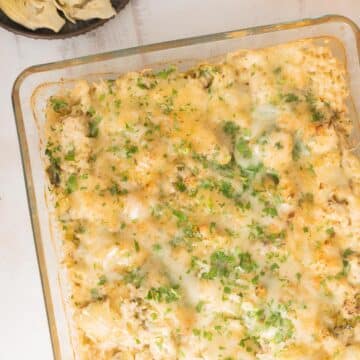 Freshly baked artichoke chicken served in a baking dish.⁣⁣