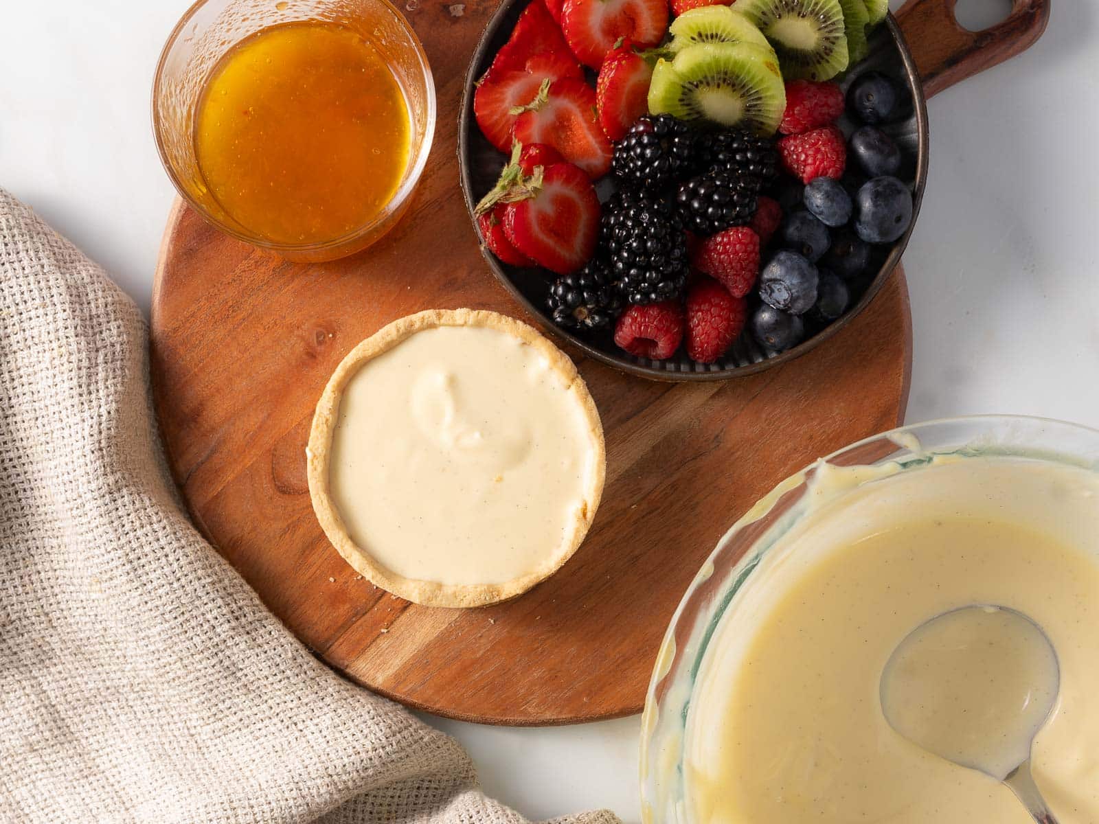 Filling the shell with the pastry cream.
