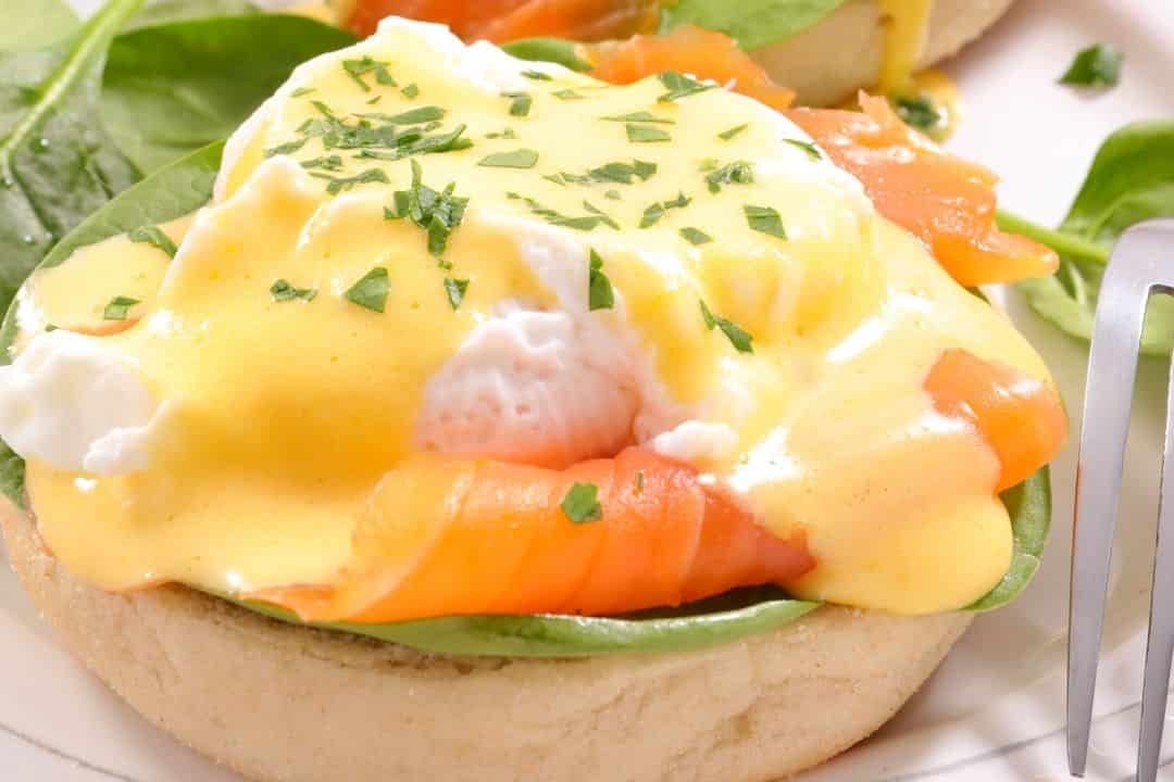 An English muffin topped with spinach, smoked salmon, a poached egg, hollandaise sauce, and chopped herbs makes for one of the most satisfying savory breakfasts. Perfect for those who enjoy creative savory breakfast recipes to start their day.